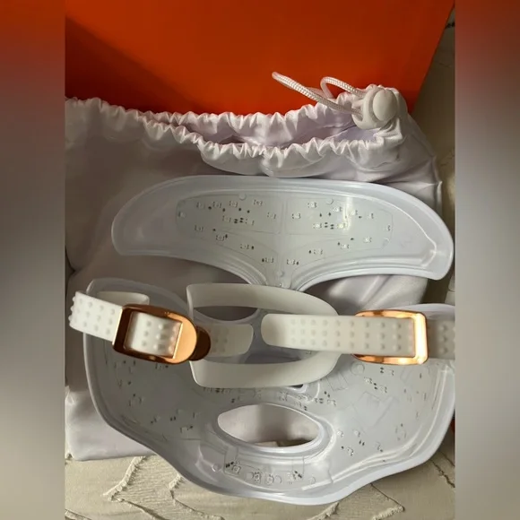 Dr. Dennis Gross DRx SpectraLite FaceWare Pro LED Mask - White and Gold - Picture 8 of 9